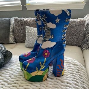 Cute boots! They have been sitting in my room as decoration. 💕